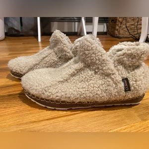Women’s LL Bean Sherpa Slippers